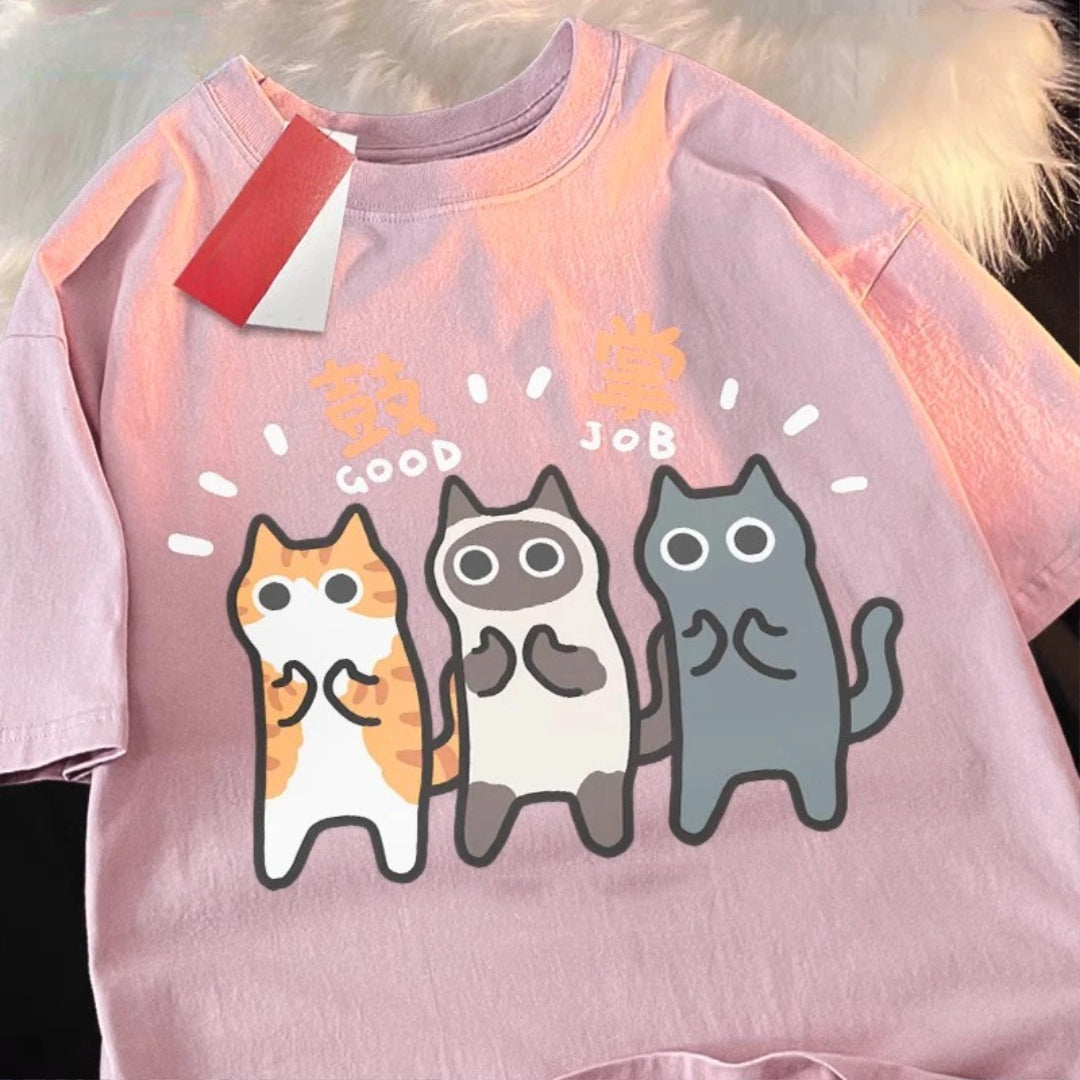 full cotton t-shirt in pink with printing of ginger cat siamese cat and british shorthair cat clapping for"good job" you done